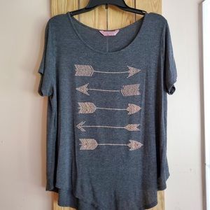 Pullover Tshirt with arrows.